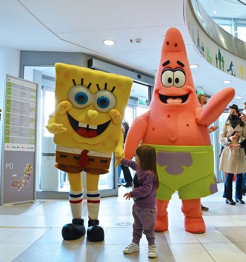 SpongeBob visita i bambini ricoverati all’ospedale Gaslini