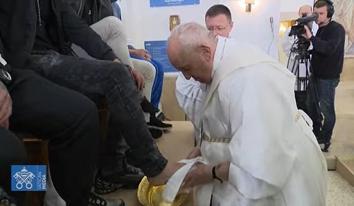 Il Papa ha lavato i piedi a dodici giovani detenuti nel carcere minorile di Casal del Marmo