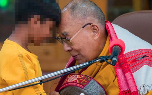 Il Dalai Lama ha chiesto scusa per l’atteggiamento inappropriato con un bimbo