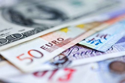 Euro sale ancora, a 1,1076 dollari segna massimo da un mese e mezzo