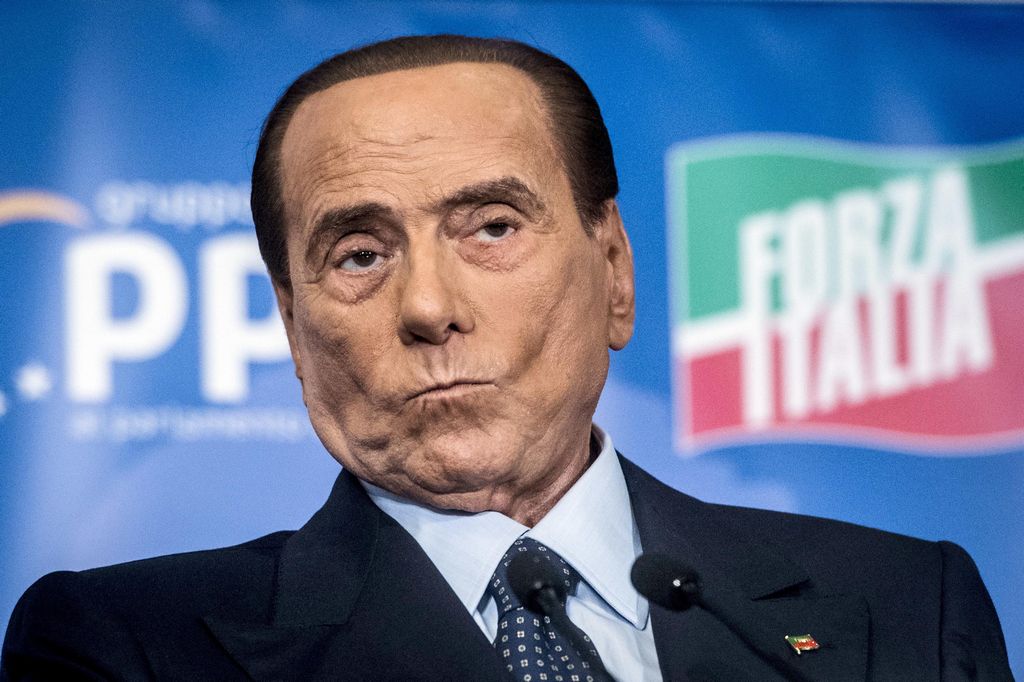 Berlusconi ricoverato in reparto ordinario, prognosi resta riservata