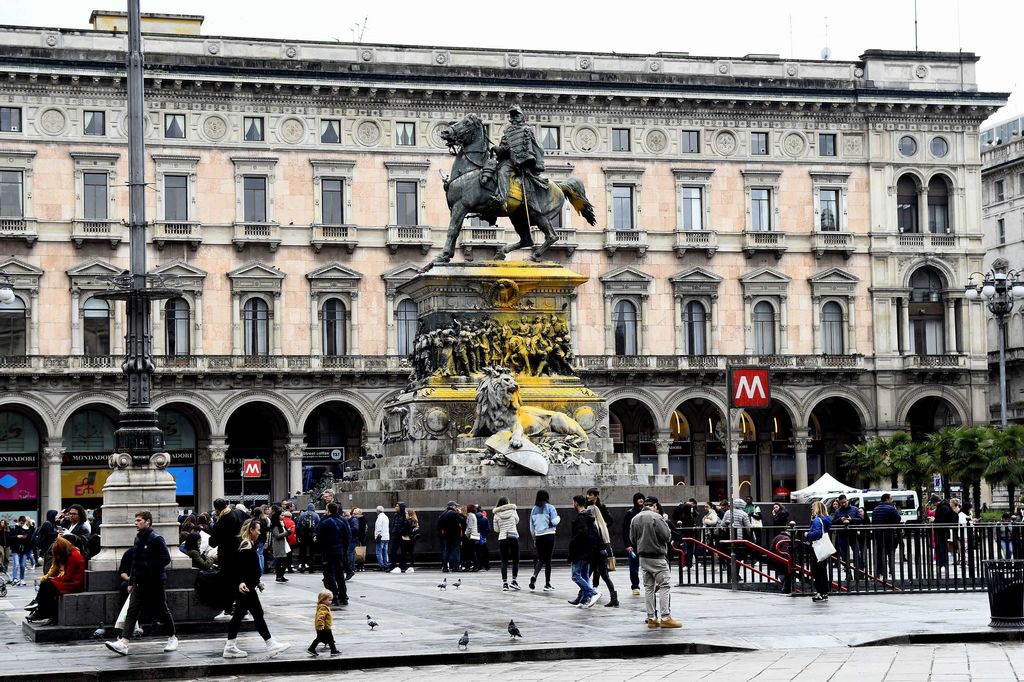 Milano, presidio Lega in p.zza Duomo davanti a statua imbrattata