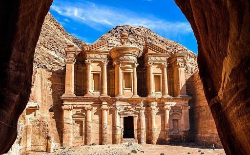 Cade da un sentiero a 25 metri di altezza mentre visita le rovine di Petra, morto 30enne italiano