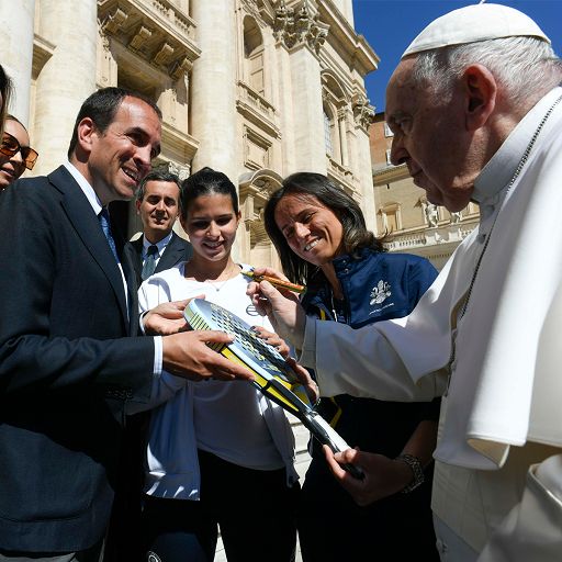 Una racchetta da padel firmata dal Papa all’asta per solidarietà