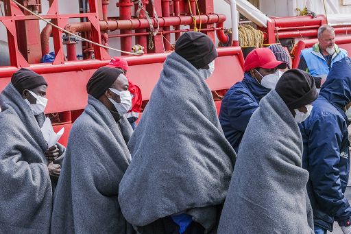 Migranti, Tajani: Parigi si deve scusare. Il portavoce del governo francese prova a raffreddare la tensione