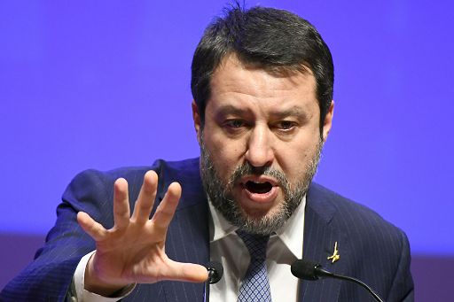 Salvini cancella il tweet su maltempo e Milan, ma i social lo ripescano (e aumentano le critiche)