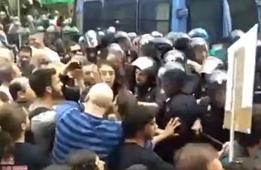 Strage di Capaci, a Palermo in centinaia all’albero di Falcone. Tensione al corteo con gli studenti