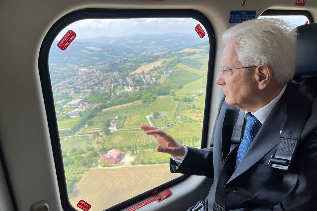 Mattarella visita la Romagna alluvionata e assicura: non siete soli