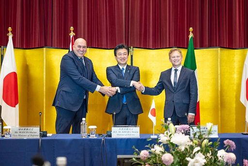 Crosetto firma un accordo con Giappone e Gb per lo sviluppo di un nuovo caccia avanzato