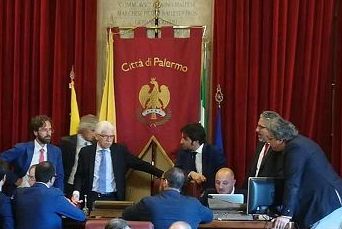 Capogruppo Fdi sale su banchi governo, caos in aula a Palermo