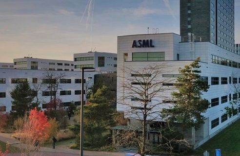 Chip, ASML sospende export verso Cina di alcune apparecchiature