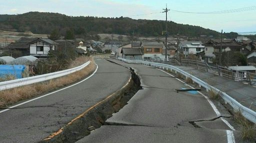 Almeno 30 morti per il sisma in Giappone, revocato l’allarme tsunami