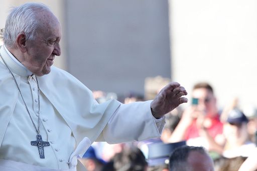 Benedizioni gay, il Papa: si benedicono le persone non l’unione