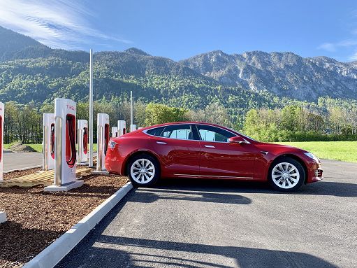 Tesla richiama oltre 2 milioni di auto per problemi con le spie