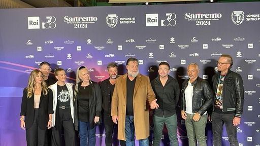 Sanremo, Russel Crowe dal palco del Festival annuncia il tour italiano