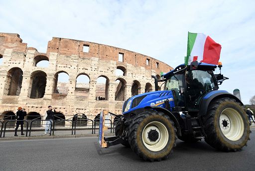 Protesta dei trattori, Lollobrigida: esenzione e taglio Irpef agricola per 2 anni. Meloni: solo a chi in difficoltà