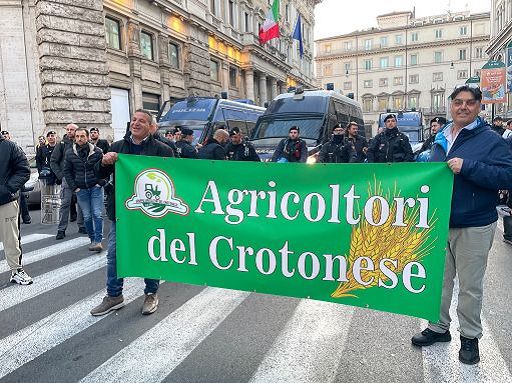 Protesta trattori, presidio agricoltori crotonese a Largo Chigi