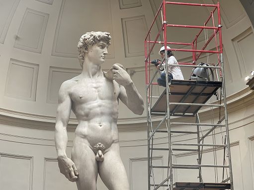 La cura di un capolavoro: spolverare il David di Michelangelo