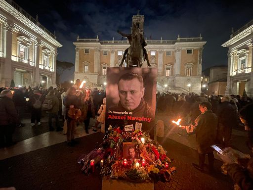 Fiaccolata al Campidoglio per Navalny. Lega contestata: “Vergogna!”