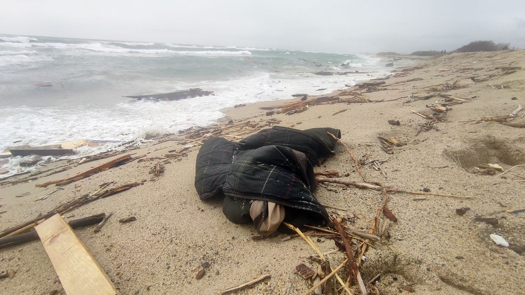 Cutro, visita a sorpresa di Piantedosi a Crotone a un anno da strage