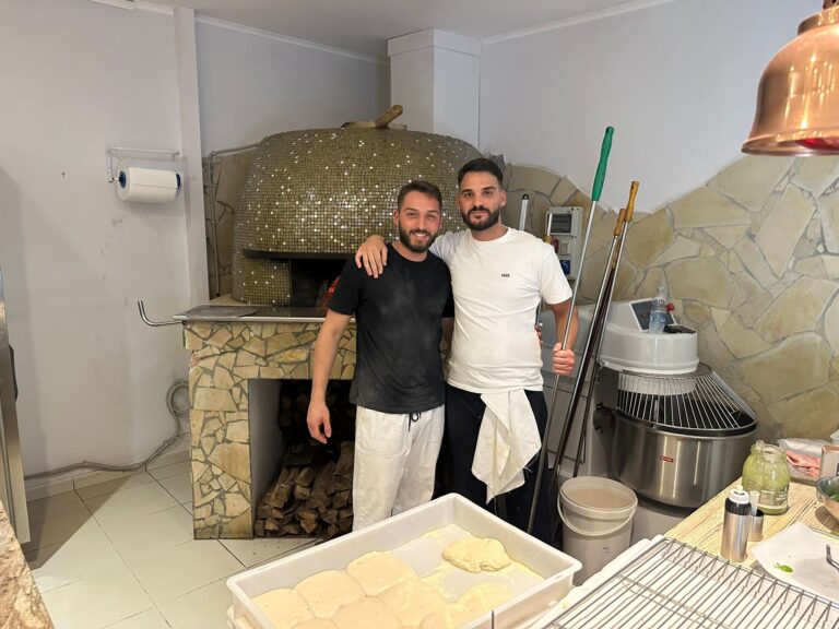 Da ingegnere a pizzaiolo, la storia di Vincenzo al “Timone di Bacoli”