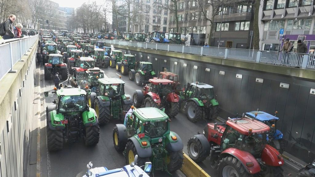 Agricoltori in protesta a Bruxelles: incendi e lanci di letame