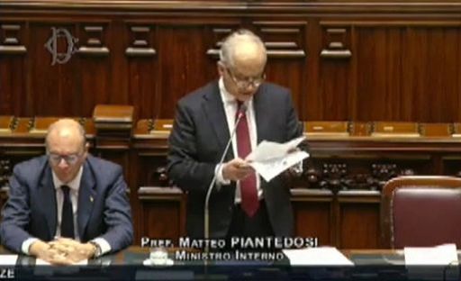 La bagarre in Senato sulle manifestazioni