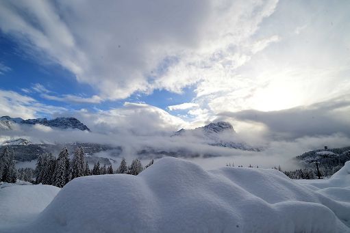 Neve eccezionale in Valle d’Aosta: strade chiuse e paesi isolati