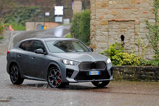 Nuova Bmw X2, il suv coupé sportivo cresce di dimensioni