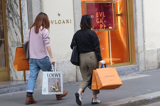 Shopping tax free nel 2023 supera pre-Covid, +39% acquisti con nuova soglia