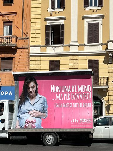 Manifesti Pro vita contro aborto, Pd: vergognosa immondizia