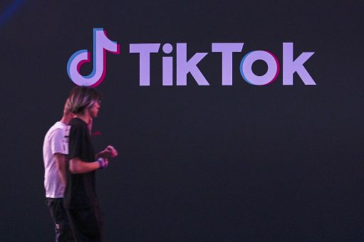 Challenge e contenuti rischiosi per i minori, TikTok multata per 10 milioni dall’Antitrust in Italia