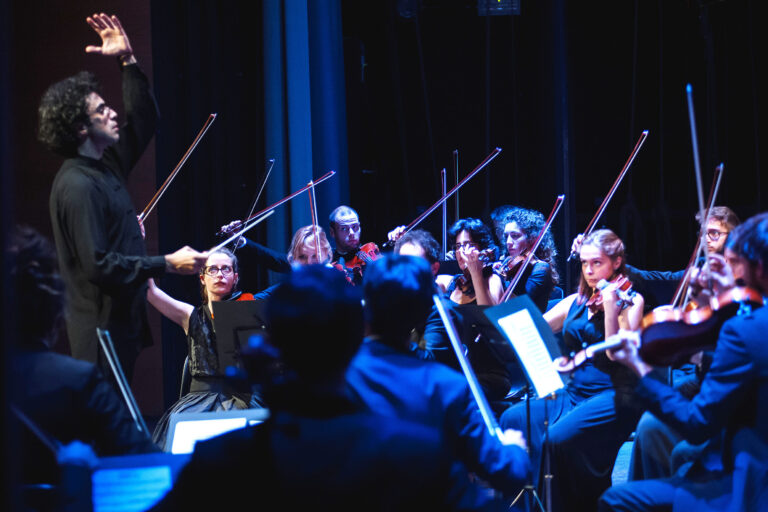 Al Teatro Acacia, il violoncellista Enrico Bronzi e l’Orchestra La Filharmonie diretta da Nima Keshavarzi in concerto