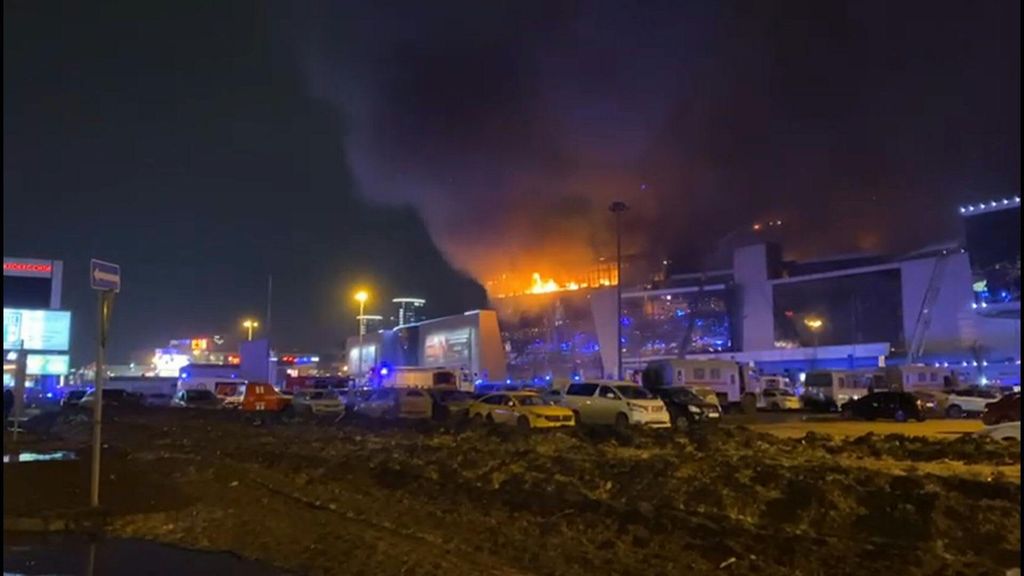 Russia, strage in sala concerti: almeno 40 morti e fuga attentatori