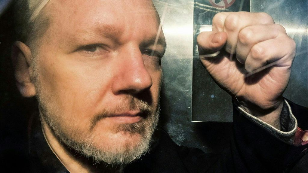 Assange non sarà estradato (per ora), l’alta Corte britannica chiede garanzie agli Usa