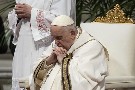 Papa: presiede Veglia Pasqua. Solo Risorto rimuove macigni morte umanità