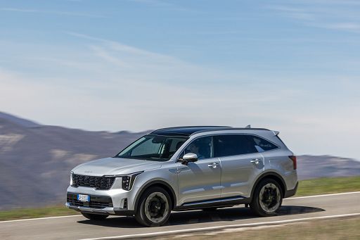 Kia Sorento si rinnova e torna il diesel 2.2 litri da 194 CV