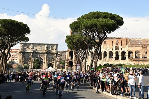 Ciclismo, il Giro chiude a Roma: ultima tappa al Colosseo