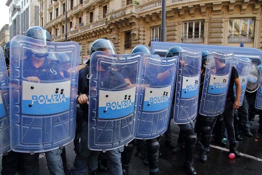 Proteste contro la Nato, a Napoli momenti tensione tra polizia e manifestanti