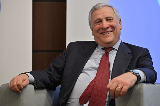 Tajani: dire che il vino è cancerogeno è una stupidaggine colossale