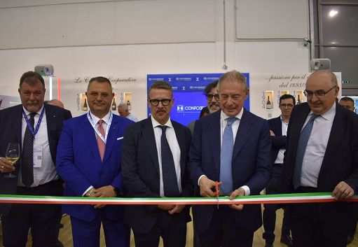 Vinitaly, Urso inaugura mostra su 18 Cantine cooperative ultracentenarie