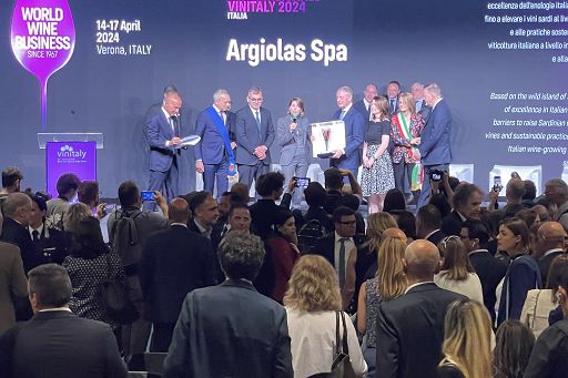 Vino, ad Argiolas e Sanderson il Premio Vinitaly International