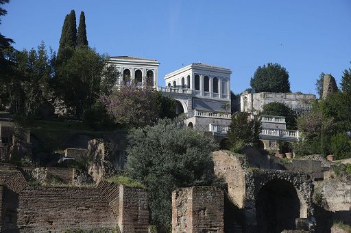 A Roma la mostra RARA AVIS Moda in volo alle Uccellerie Farnesiane