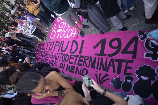 Il caso, il Centro antiviolenza di Aosta denuncia: donne costrette a sentire il battito del feto prima di abortire