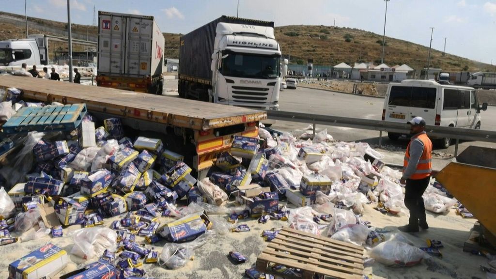 Attacchi e saccheggi ai camion di aiuti per Gaza, Germania e Usa: vergognoso e inaccettabile