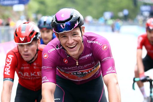 Giro d’Italia, Milan concede il bis vince in volata a Francavilla