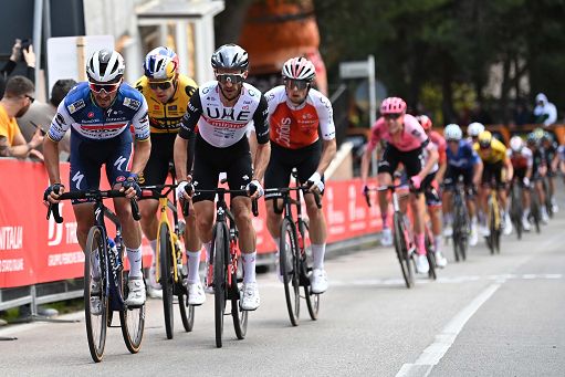 Giro d’Italia, Impresa di Alaphilippe: vince dopo 140 km di fuga
