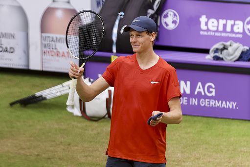 Tennis, Sinner in finale ad Halle, battuto Zhang