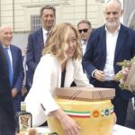 A DiviNazione la premier Meloni accolta con forma di Grana Padano