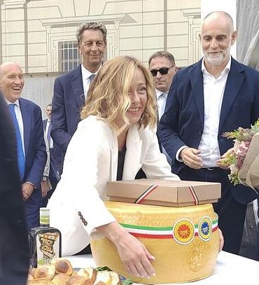 A DiviNazione la premier Meloni accolta con forma di Grana Padano